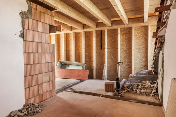 Innenausbau mit Holzständerwerk und Ziegelwand während der Bauphase