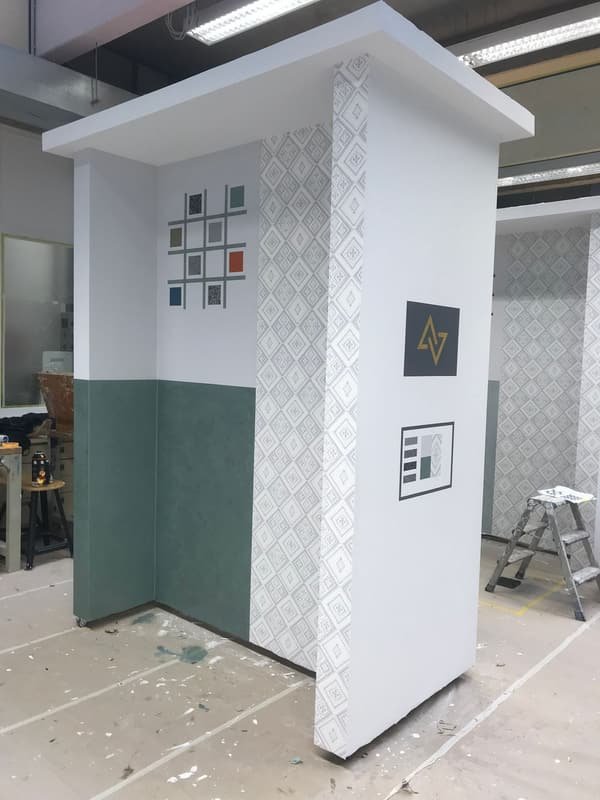 Musterwand mit Farbflächen, gemusterter Tapete und Spachteltechnik