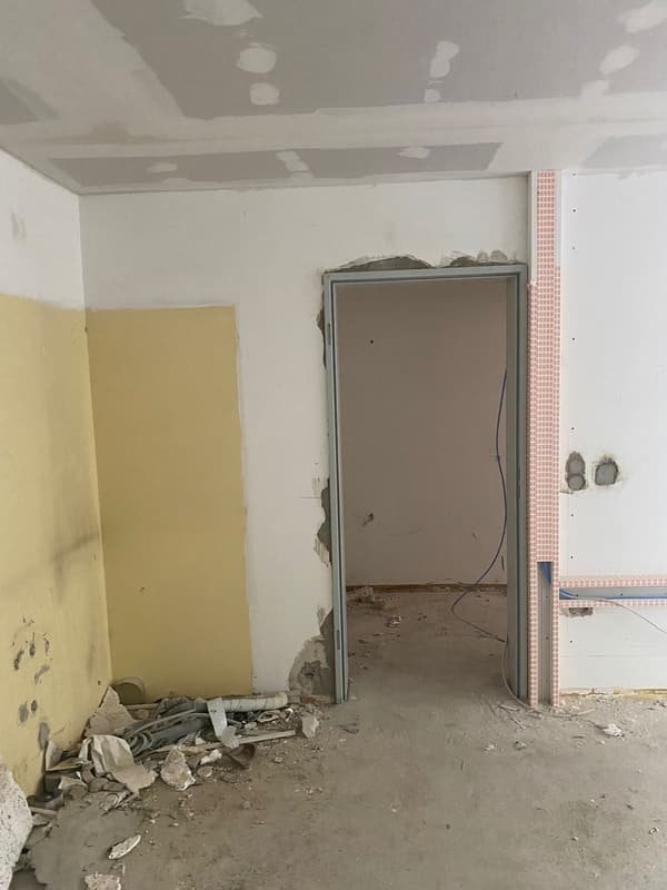 Innenraum im Umbau mit neuer Türzarge und Trockenbauwand