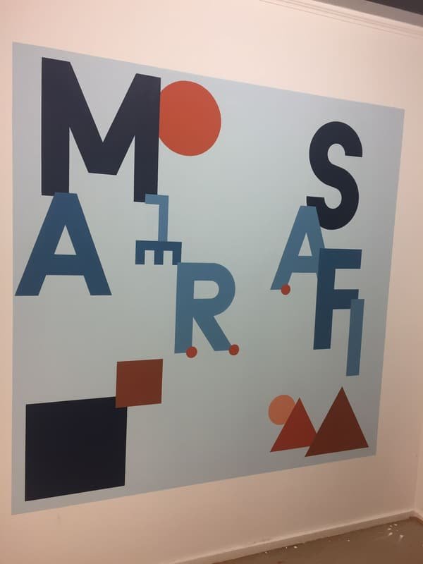 Große grafische Wandgestaltung mit Buchstaben und geometrischen Formen