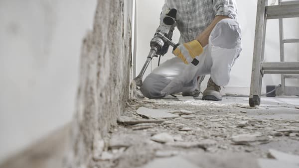 Handwerker von S&M Bauwerk entfernt alte Beläge bei einer Renovierung in Hamburg
